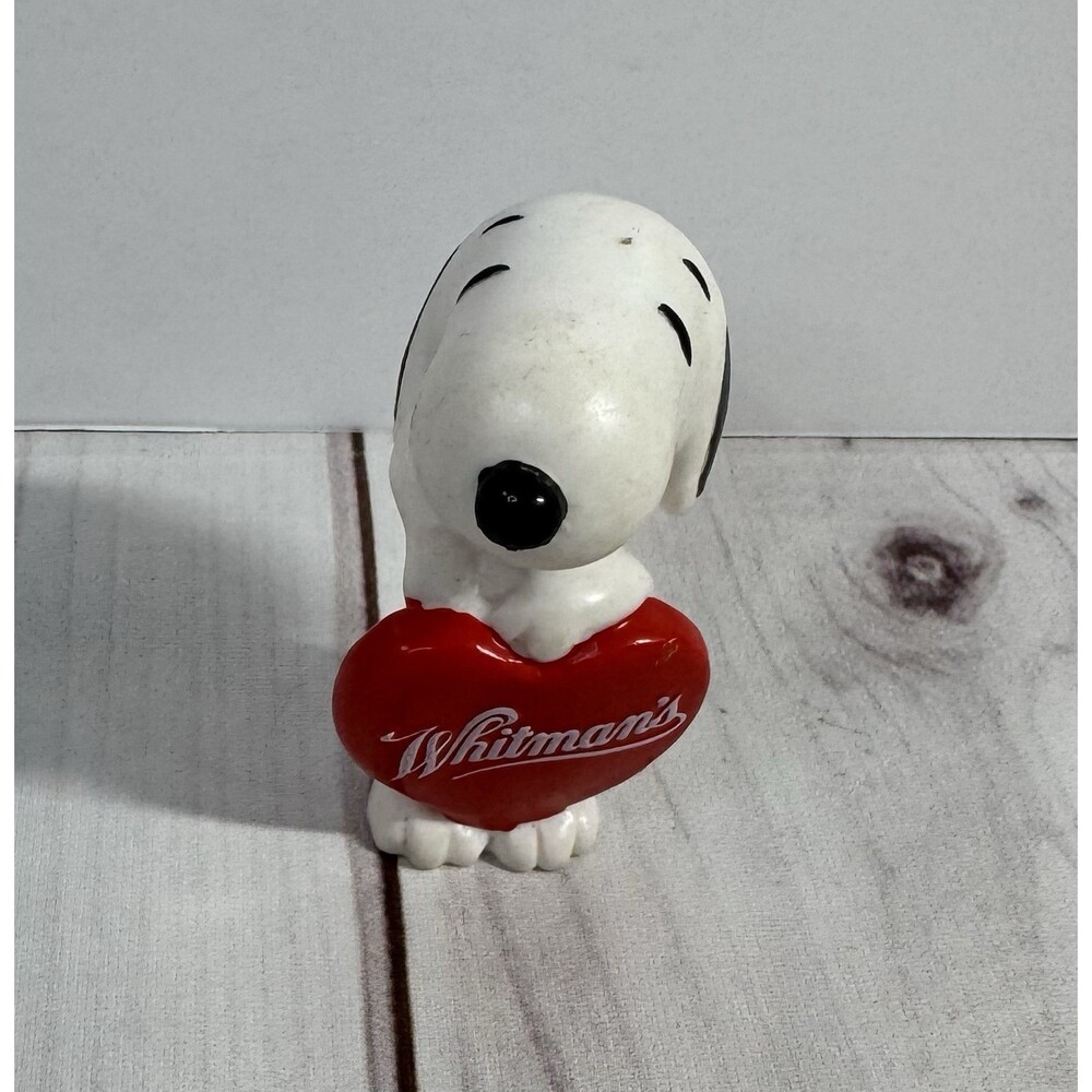 VTG Snoopy Whitman's Heart Figurine Peanuts 3" Collectible Peanuts Charlie Brown